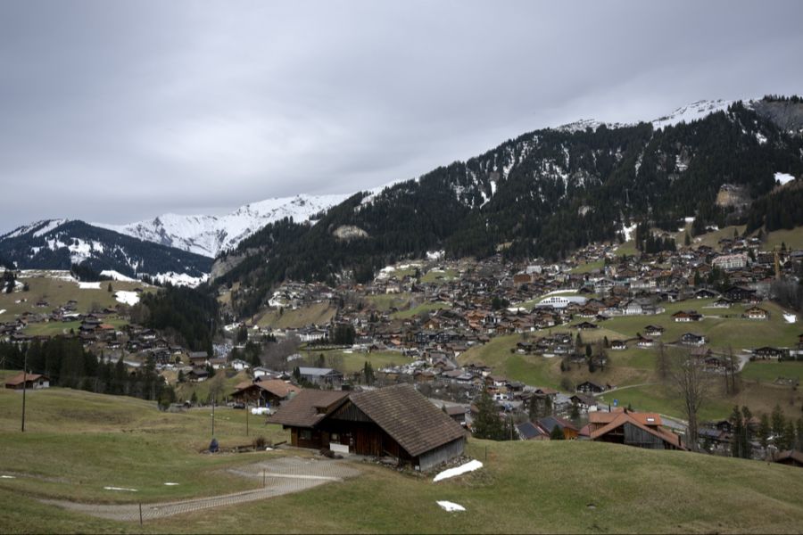 Insbesondere Immobilien in Bündner und Berner Bergregionen sowie im Tessin könnten betroffen sein. Hier Adelboden im Berner Oberland. (Symbolbild)