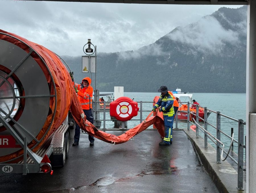 Hier werden über 1000 Meter Ölsperre auf den See gezogen.