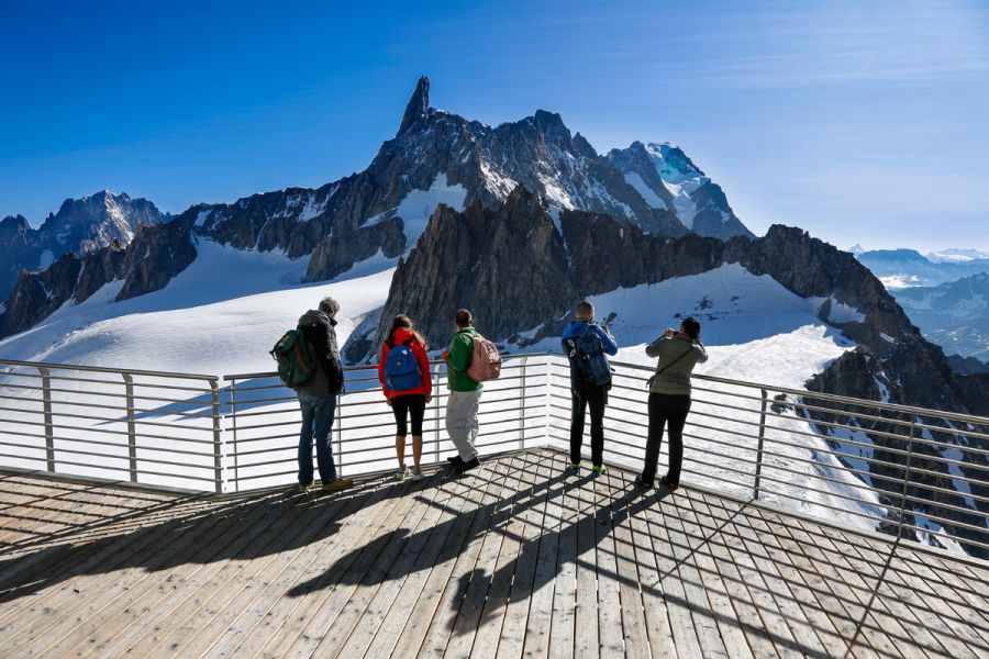 Bergmassiv Schnee Aussichtsplattform Menschen