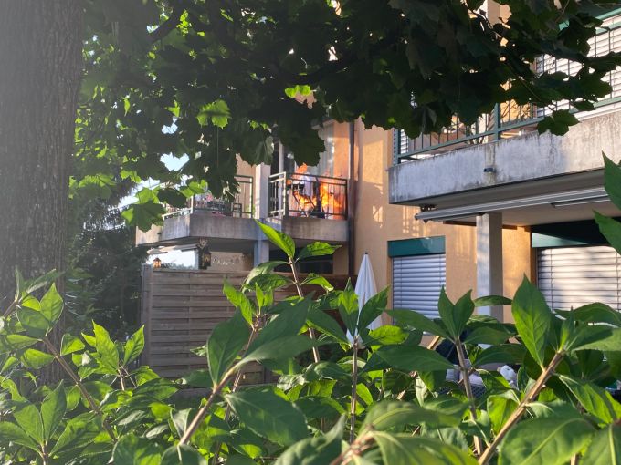 Der Bewohner wurde beim Versuch den Brand zu löschen verletzt. Brand Gasgrill
