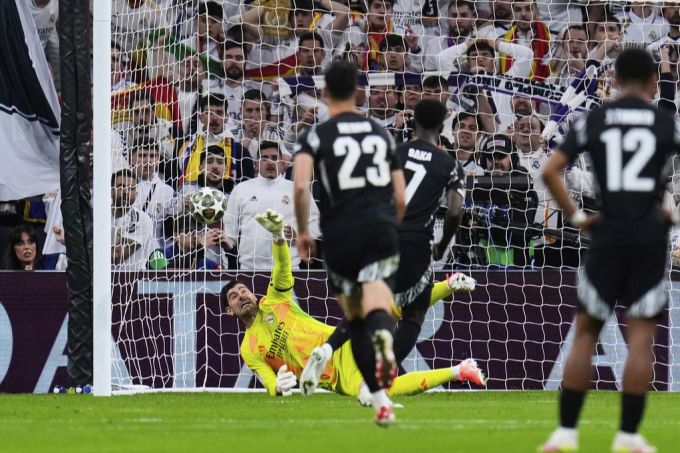 Thibaut Courtois hält den Panenka-Penalty von Bukayo Saka. Champions League