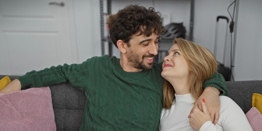 Mann und Frau, Paar lächelt sich an