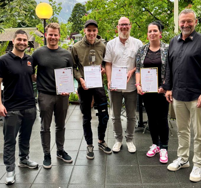 Dominic Dummermuth (von links, ehemals Präsident HC Lerchenfeld), Dominique Hirschi, Luca Müller, Micha Bähler, Ramona Stucki und Alex Reymondin. EHC Thun