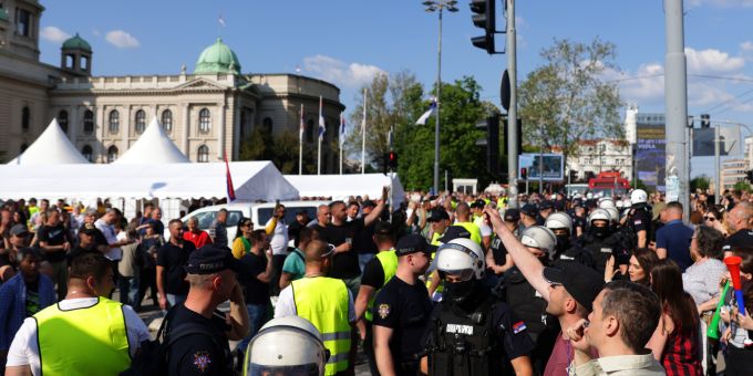 Polizeibeamte in Schutzausrüstung trennen Regierungsbefürworter und Regierungsgegner nach der Kundgebung zum Internationalen Tag der Arbeit in Belgrad, Serbien, am 01. Mai 2025. Der Tag der Arbeit, auch Maifeiertag genannt, wird weltweit am 01. Mai begangen, um die wirtschaftlichen und sozialen Errungenschaften der Arbeitnehmer zu feiern und sich für die Rechte der Arbeiter einzusetzen. serbien