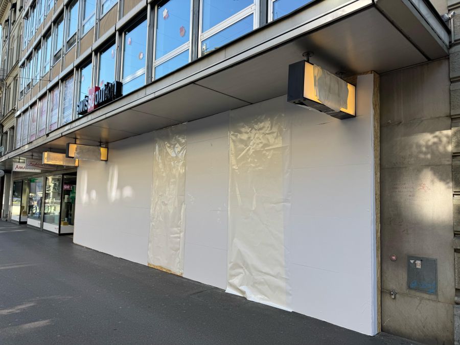 Die eingepackte Läderach-Filiale am 1. Mai.