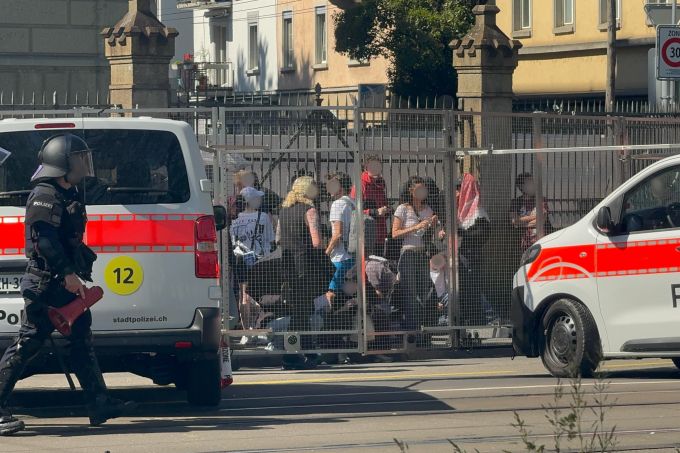 Die Polizei kesselte die Demonstrierenden an der illegalen Nachdemo ein. Einige konnten aber flüchten. 1. Mai Demo