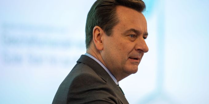 Munich Re Vorstandschef Joachim Wenning stellt die USA in eine Reihe mit China und Russland. (Archivbild) Joachim Wenning