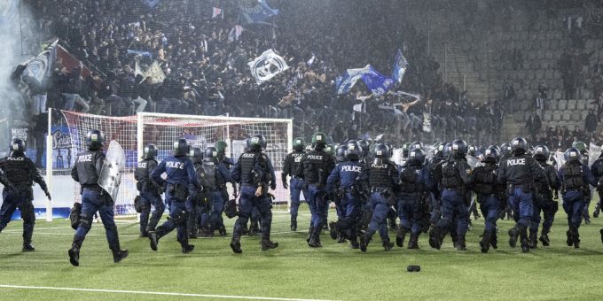 An Fussballmatchen kommt es immer wieder zu Grosseinsätzen der Polizei. (Archiv) Polizei Fussball