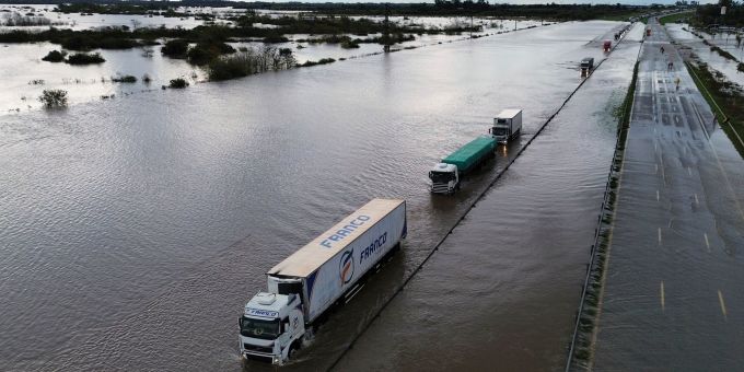 Zahlreiche Fahrzeuge, auch Schulbusse, blieben auf den überfluteten Strassen stecken. Argentinien