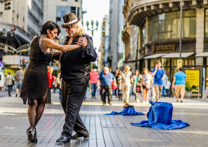 In den Fussgängerzonen und Strassen der argentinischen Hauptstadt Buenos Aires ist viel los. Tänzer in Buenos Aires