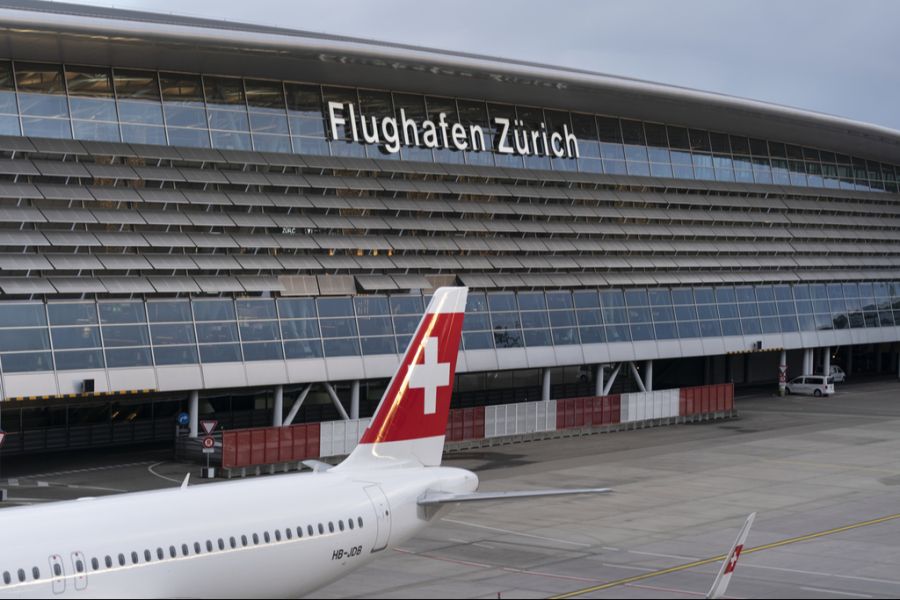 Am Flughafen Zürich schafft es eine Frau ohne Ticket bis an Bord des Flugzeugs.
