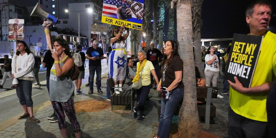 Menschen protestieren vor der Aussenstelle der US-Botschaft und fordern die Freilassung der von der Hamas im Gazastreifen festgehaltenen Geiseln.