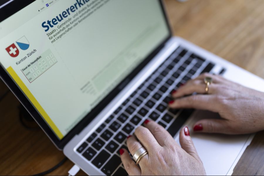 Frau Laptop Steuererklärung Individualbesteuerung