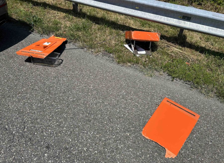 Auch an der Autobahneinrichtung entstand Sachschaden.