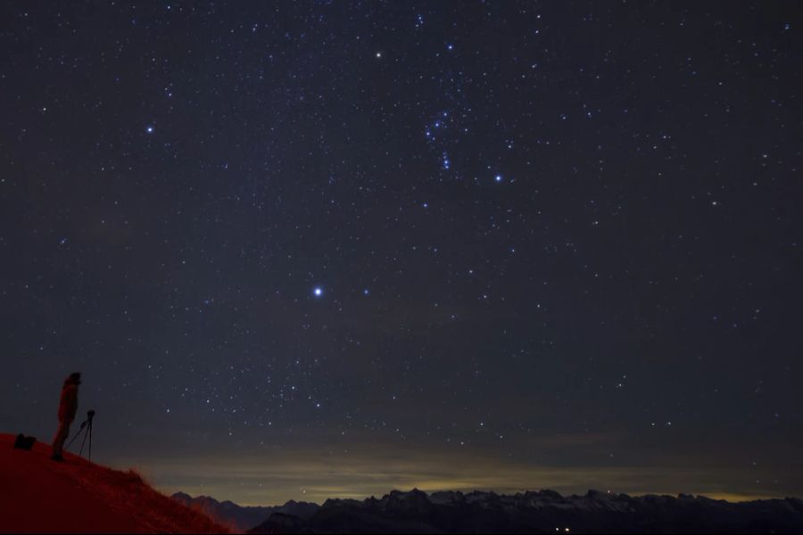 Ist die Nacht klar und die Luft trocken, kühlt es sich hingegen deutlich ab.