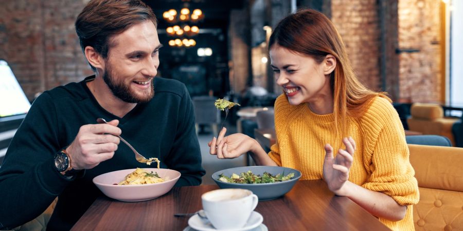 paar beim date in restaurant, essend