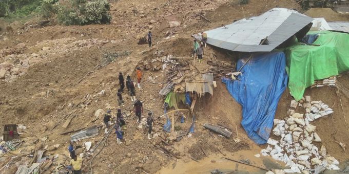 Rettungskräfte suchen in Indonesien nach einem Erdrutsch nach Überlebenden. indonesien erdrutsch vermisste