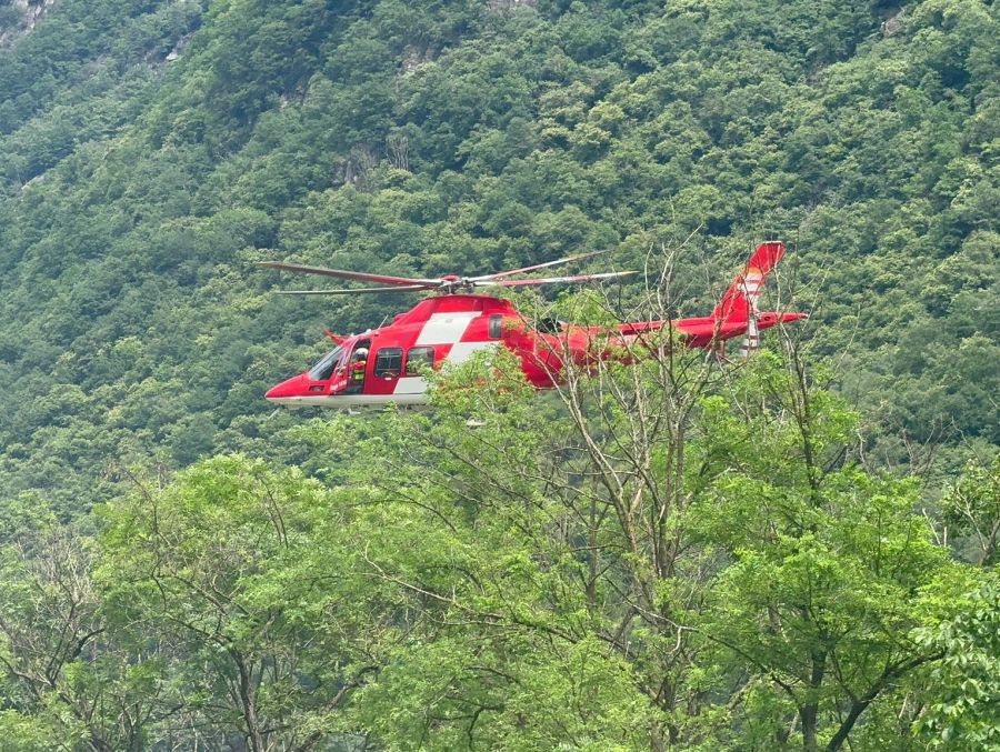 Auch die Rega ist im Misox GR im Einsatz. Hier beim Flug über den Fluss.