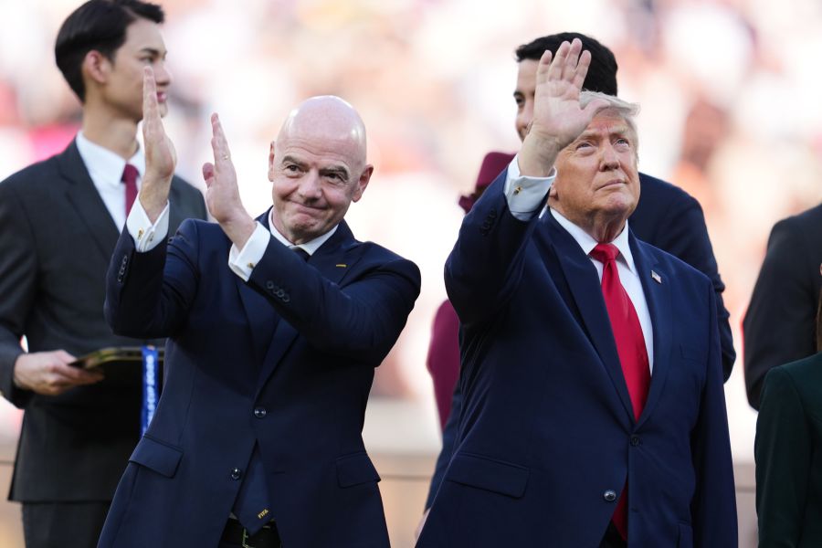 Infantino und Trump winken gemeinsam ins Publikum.