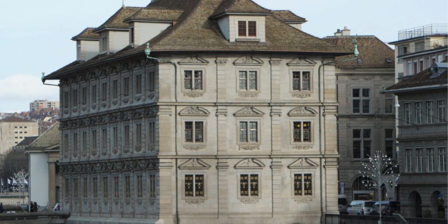 Einer Aushöhlung des historischen Rathauses am Limmatquai stellt sich auch das Baurekursgericht entgegen. (Archivbild)