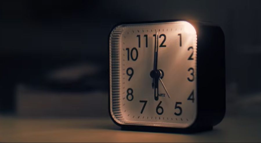 Bei vielen Menschen ist um punkt sechs Uhr Tagwache, wie weitere Wecker-Szenen zeigen
