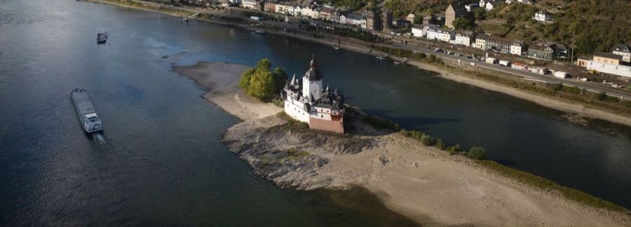 Neben Krisen und Raffinerieproblemen verteuern auch tiefe Rheinpegel den Treibstoff.