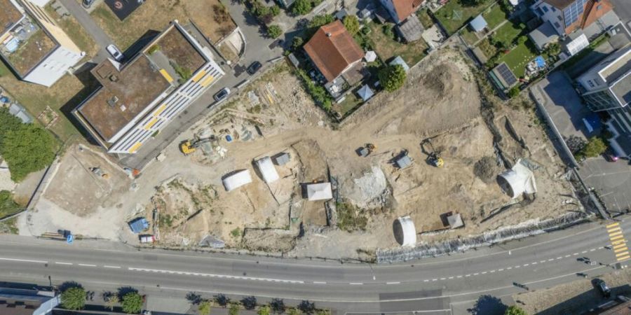 Eine Drohnenaufnahme zeigt die Ausgrabungsfläche an der Zürcherstrasse in Windisch kurz vor Abschluss.