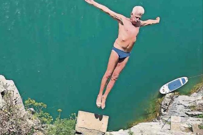 Peter Rüedi springt von nach ihm benannten «Peter's Dive» in den Urnersee.