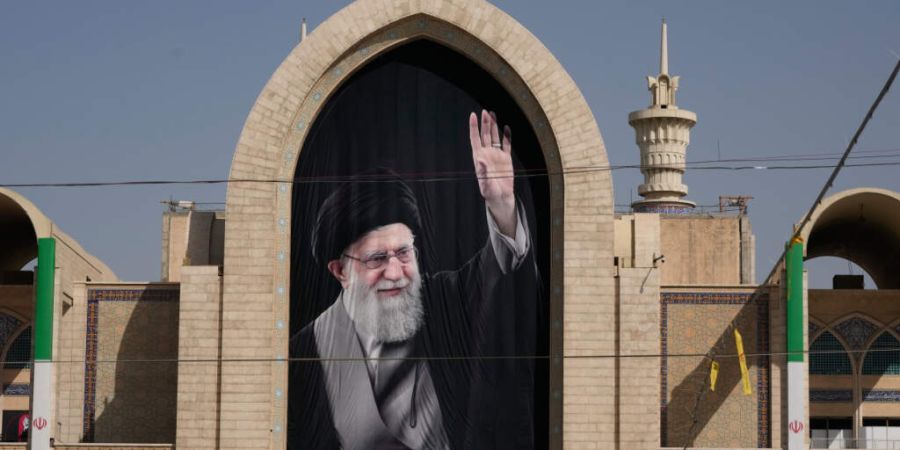 Ein Porträt des getöteten iranischen Obersten Führers Ajatollah Ali Chamenei hängt in der Imam-Khomeini-Mosalla-Großmoschee, während, die Vorbereitungen für seine mehrtägigen Tr...