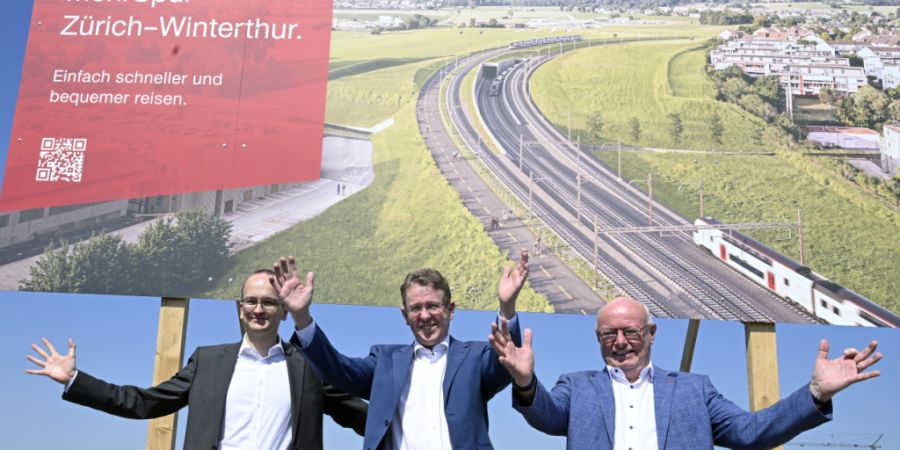 Regierungsrat Martin Neukom, Bundesrat Albert Rösti und SBB-CEO Vincent Ducrot (von links nach rechts) waren am Donnerstag beim Spatenstich des Ausbauprojekts MehrSpur Zürich-Winterth...