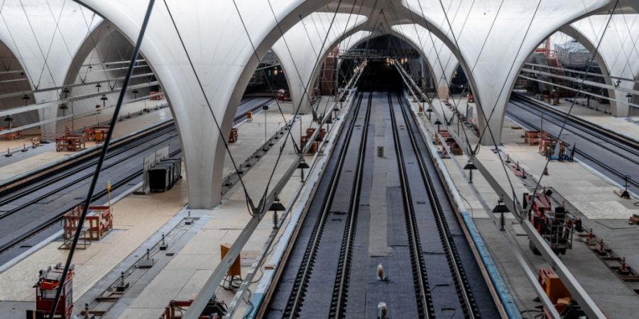 Die Deutsche Bahn verschiebt die Inbetriebnahme des Bahnprojekts Stuttgart 21 um fünf Jahre. Der neue Tiefbahnhof solle im Dezember 2031 in Betrieb genommen werden, sagten Bahnvertrete...