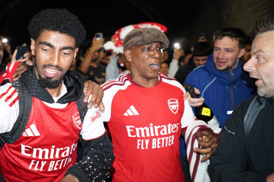 Klublegende Ian Wright (62) mittendrin – der 185-fache Arsenal-Torschütze feiert mit den Fans auf der Strasse.