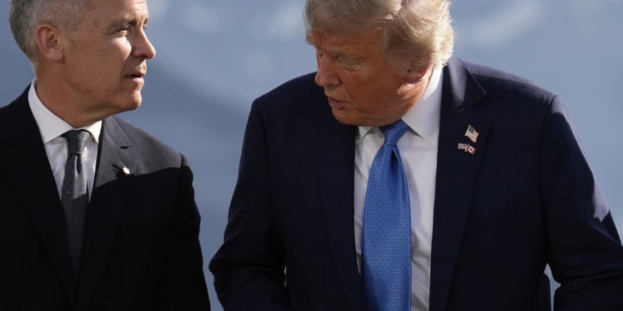 US-Präsident Trump (rechts) hat im Handelsstreit mit Kanada neue Zusatzzölle in Höhe von 50 Prozent vorerst aufgeschoben. Kanadas Premierminister Mark Carney (links) hatte im Vorfeld...