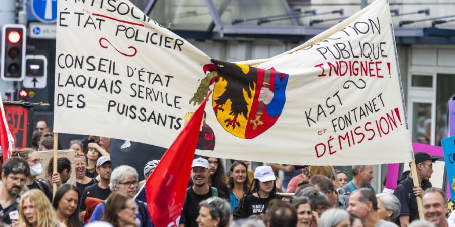 Demonstrierende beim Streik des öffentlichen Dienstes in Genf forderten den Rücktritt der Staatsrätinnen Carole-Anne Kast und Nathalie Fontanet.