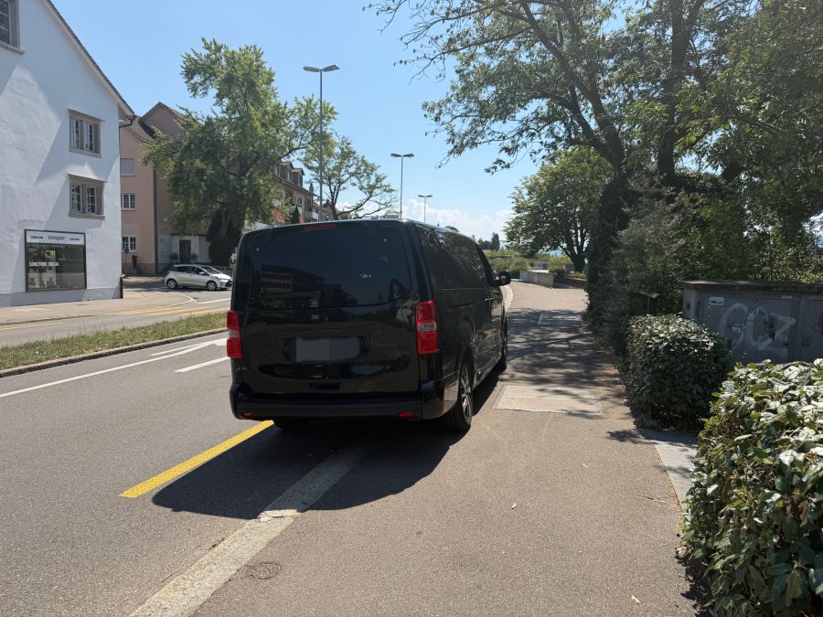 Seit Dienstagmittag gibt dieses Auto in Zollikon ZH Rätsel auf. Wer den Wagen dort zurückgelassen hat und weshalb, weiss bislang niemand.
