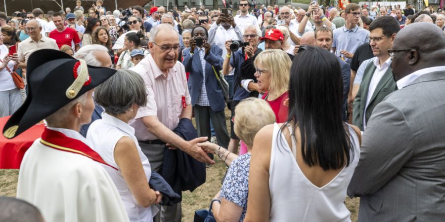 Bundespräsident Guy Parmelin (linke Mitte) und seine Frau Caroline nahmen sich am Freitagabend Zeit für die Bevölkerung von Renens in der Waadt.