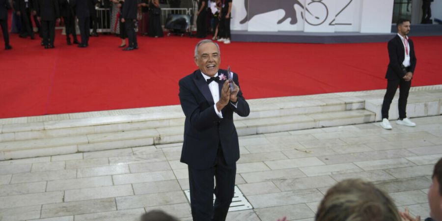 ARCHIV - Festivaldirektor Alberto Barbera bei der Ankunft zur Eröffnungszeremonie und der Premiere des Films «La Grazia» während der 82. Ausgabe der Filmfestspiele von Venedig. Foto...