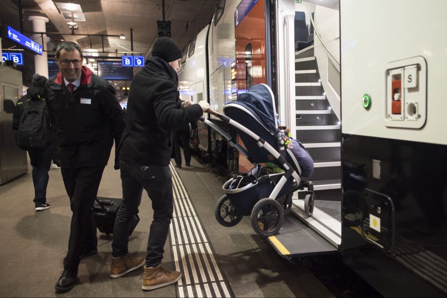 Reisende können laut Markus Fischer, Mediensprecher des SEV, ihre Velos oder Kinderwagen nicht abstellen, weil Trottis den Platz wegnehmen.