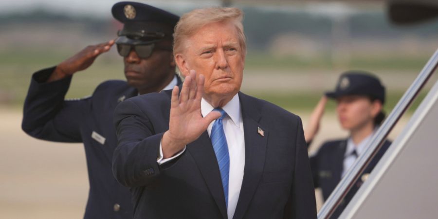 US-Präsident Donald Trump winkt nach seiner Ankunft mit der Air Force One auf der Joint Base Andrews in Maryland. Foto: Mark Schiefelbein/AP/dpa