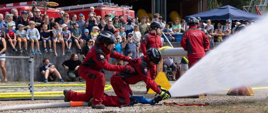 Am Nachmittag konnten die vielen Besuchenden verschiedene Einheiten wie beispielsweise die Jugendfeuerwehr in Aktion erleben.