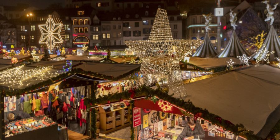 Der Basler Weihnachtsmarkt zieht jedes Jahr viele Menschen an. Nun soll das Angebot um ein Weihnachtsdorf auf dem Theaterplatz erweitert werden. (Archivbild)