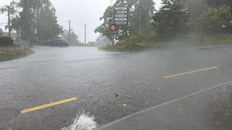 In Meilen ZH fliesst eine grosse Menge Wasser über die Strassen.