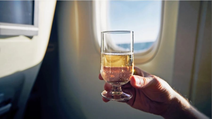 Alkohol im Flugzeug kann etwas anders wirken als auf dem Boden.