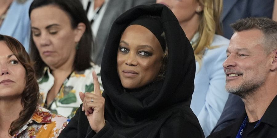 ARCHIV - US-Model und TV-Moderatorin Tyra Banks beim Halbfinale der Frauen der Australien Open 2025. Foto: Asanka Brendon Ratnayake/AP/dpa/Archivbild