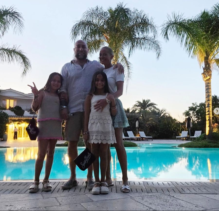 Christa geniesst ihre Ferien auf Sardinien mit ihrem Schätzeli Giovanni und den Zwillingsmeitli Alissa und Zoe (9).