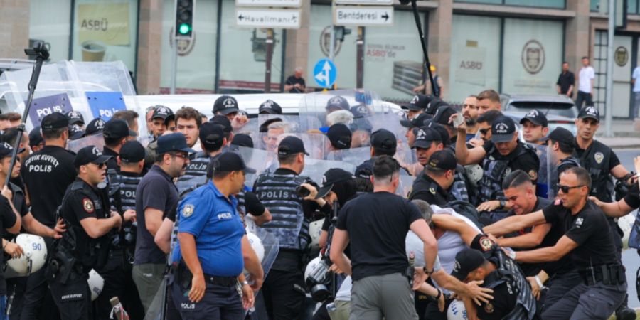Polizeipatrouillen sind im Einsatz, während Demonstranten der Volksbefreiungspartei gegen den bevorstehenden NATO-Gipfel demonstrieren. Foto: Riza Ozel/AP/dpa
