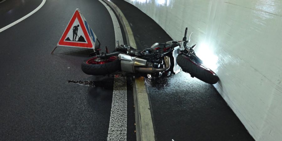 Der Töfffahrer verletzte sich beim Unfall im Schorentunnel schwer.