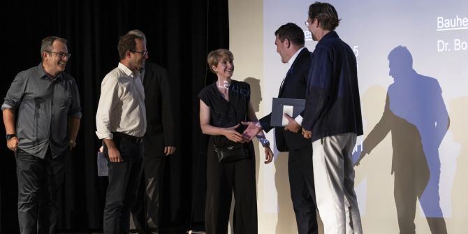 Übergabe einer von zehn Auszeichnungen an das Team der Bossard Schule in
Unterägeri.