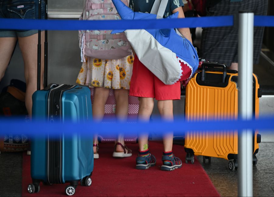 Der Berner Lehrerinnen- und Lehrerverband argumentiert: Um der Hitze auszuweichen, hätte es dieses Jahr drei Monate Sommerferien gebraucht. Das sei kaum realistisch.
