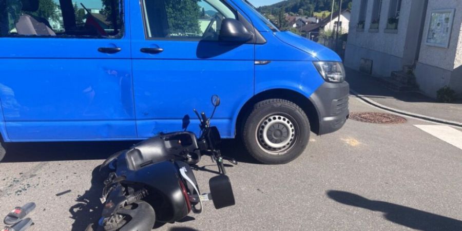 Beim Zusammenstoss in einem Kreisel wurden zwei Jugendliche verletzt.